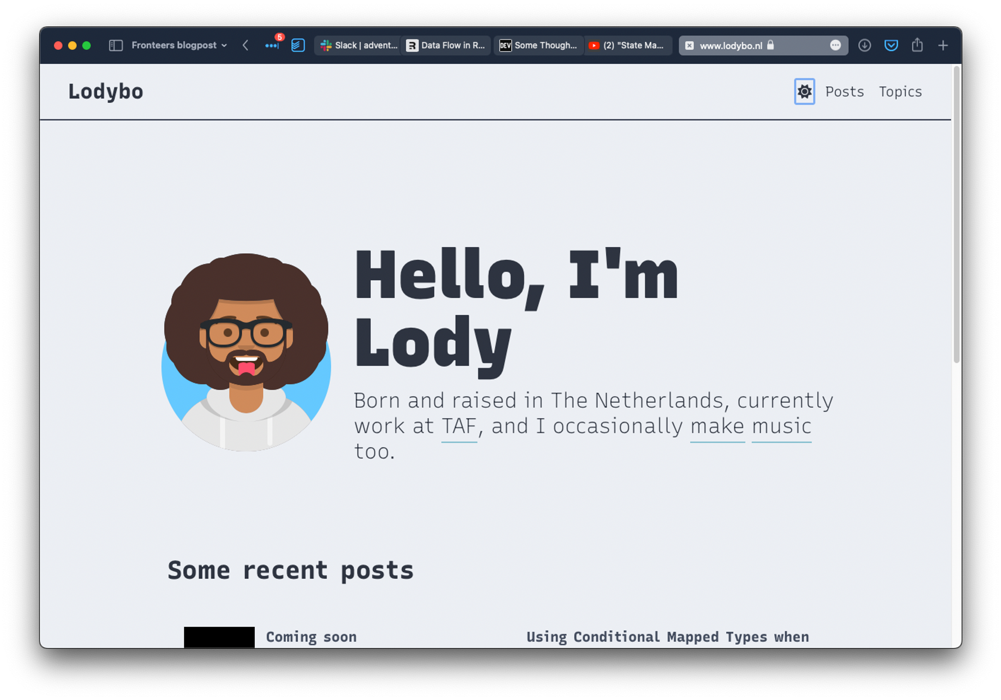 Mijn website in light mode, waarbij je een lichte achtergrond en donkere tekst ziet