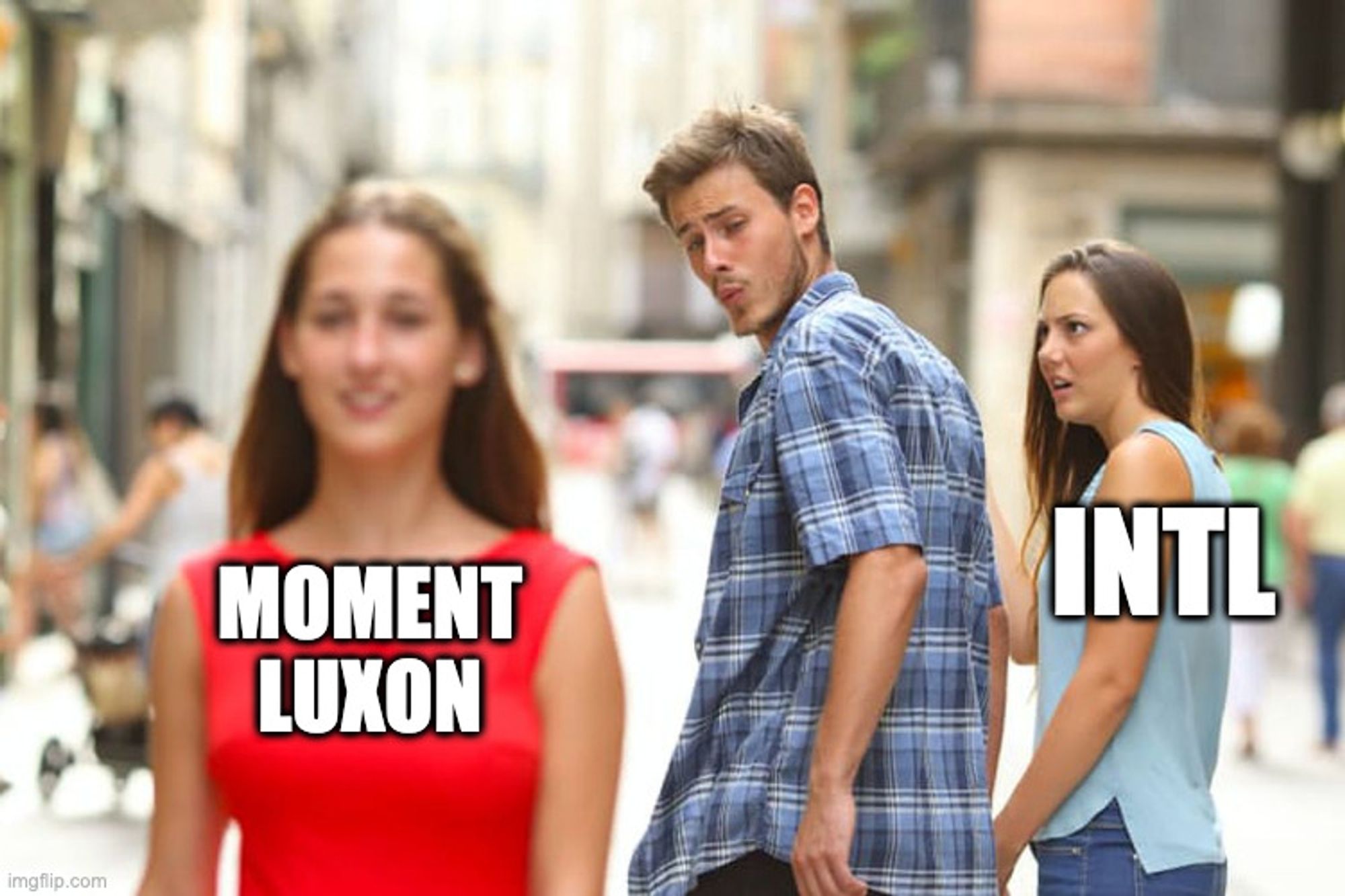 Een vrouw die Intl vertegenwoordigt, kijkt verontwaardigd naar haar vriend die een vrouw die Moment Luxon vertegenwoordigt nafluit